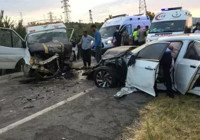 Tarım işçilerini taşıyan minibüsle otomobil çarpıştı: 3'ü çocuk 20 yaralı