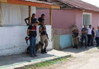 Birlikte yaşadığı kadın ile oğlunu öldürüp kaçtı