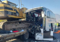 Yolcu otobüsü TIR'ın taşıdığı iş makinesine çarptı: 3 kişi öldü, 8 kişi yaralandı