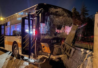 Halk otobüsü ile otomobil çarpıştı: 10 yaralı