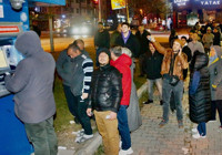 Eskişehir'de zamsız fiyattan su almak isteyenler uzun kuyruklar oluşturdu