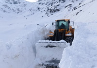 Hakkari'de askeri üs bölgesi yolunda kar kalınlığı 4 metreyi aştı