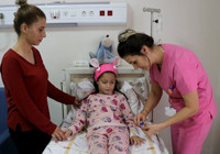 Strep A nedeniyle bademcikleri su bile içemeyecek kadar şişen çocuk 21 günde iyileşti