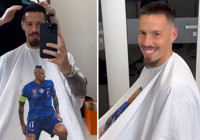 Marek Hamsik saçlarını kestirdi