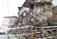 Hakkari'de toprak kayması sonucu istinat duvarı çöktü; 3 ev tahliye edildi