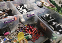 Kayıp eşya bürosundaki eşyalar gülümsetti