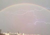 Sağanak yağış sonrası gökkuşağı renkli görüntüler oluşturdu