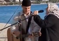 Yaşlı kadın, Cengiz Kurtoğlu’nun 'Yorgun Yıllarım' parçasını seslendirdi