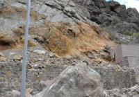 Gümüşhane’de meydana gelen heyelanda dev kayalar karayolunu ulaşıma kapattı!