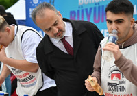 7 dakikada 7 pide yedi! 5 çeyrek altın kazandı