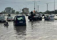 Yarım saat yetti! Yollar göle döndü, araçlar yolda kaldı