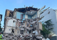 Eskişehir'de 3 katlı apartmanın büyük kısmı çöktü