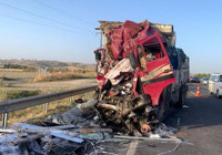 Başkentte kamyon otobüse çarptı: 12 yaralı