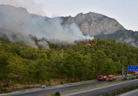 Turizm cenneti Kemer'de orman yangını