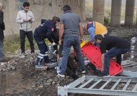 Aracın camından fırlayıp köprüden düştü