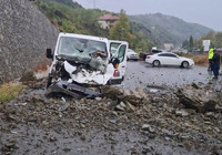 Kaya parçaları kamyonete isabet etti! Sürücü ölümden döndü