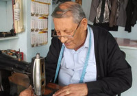 77 yaşındaki terzi, mesleğini 66 yıldır sürdürüyor