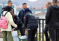 Polisler ile "mahrem" tartışması | Açık saçlı kimliğini göstermedi