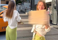 Genç kadının elindeki yazıyı görenler inanamadı; Sokak sokak bu pankartla gezdi