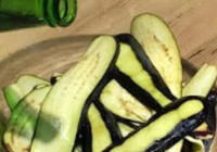 Patlıcanın acısını alıyor: Suya ekleyip karıştırmalısınız. Hem patlıcanlar sararmıyor!