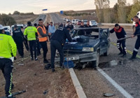 Camdan fırladı, tekerin altında kalarak can verdi