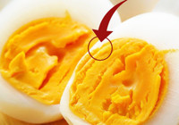 Yumurta haşlarken suya 1 adet ekleyin! Kabuklar soyarken kalıp gibi çıkıyor