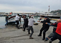 Fırtına uyarısı yapılan Zonguldak'ta, balıkçılar kayıklarını karaya çekti