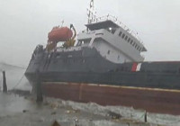 Karaya çarpan gemi ikiye bölündü! 13 mürettebat kurtarıldı