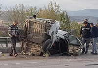 Kazada ikiye ayrılan araçtan sağ çıktılar