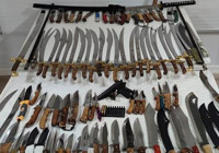 Görenler şok oldu! Evden çıkan kılıçlar şaşırttı!