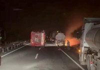 Mardin’de akaryakıt yüklü TIR’ın tekerlekleri alev aldı: 2 yaralı