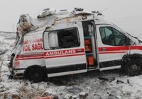 Kaza yapan ambulansta 3 sağlık personeli yaralandı