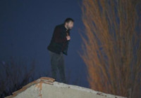 5 yıl hapisle aranan şüpheli elinde bıçakla çatıya çıktı