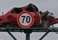 Hasarlı araçlar trafik levhası oldu