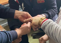 Parmağında sıkışan yüzüğü itfaiye çıkardı