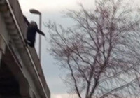 Esenler'de üst geçitten atlayan kadına otomobil çarptı