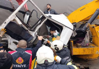 Mardin’de TIR’a çarpan vincin sürücüsü ağır yaralandı