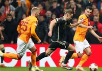 Galatasaray'a kötü haber! Victor Nelsson kırmızı kart gördü