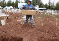 Çöpte bulunan bebek, kimsesizler mezarlığında toprağa verildi