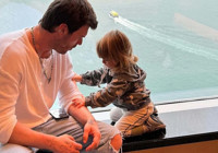 Tatlıtuğ ailesi Hong Kong'da tatilde