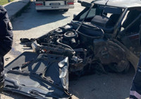 Direksiyonu kilitlenen otomobil beton bloka çarptı