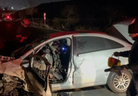 Aşırı hız faciası! Trafik levhası direğine çarpan otomobilin sürücüsü öldü