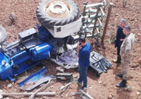 Şarampole devrilen traktörde can verdi