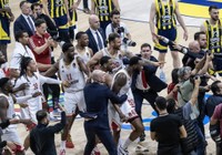 Fenerbahçeli taraftarlara el hareketi! Maç sonunda ortalık bir anda karıştı