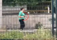 Okuldan atılan kız öğrenci silahla okulu bastı! Kapıya tekmeler atıp içeri girmeye çalıştı!