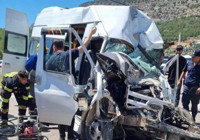 Mersin'de servis, park halindeki otobüse çarptı