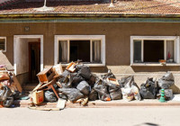 Kötü koktuğu ihbar edilen evden 4,7 ton çöp çıktı