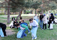 Öğrenciler kampüste 10 römork çöp topladı