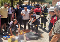 Devrilen traktör ikiye bölündü: 3 yaralı