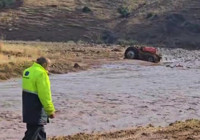 Gaziantep'te sağanak; dere taştı, traktör sürüklendi